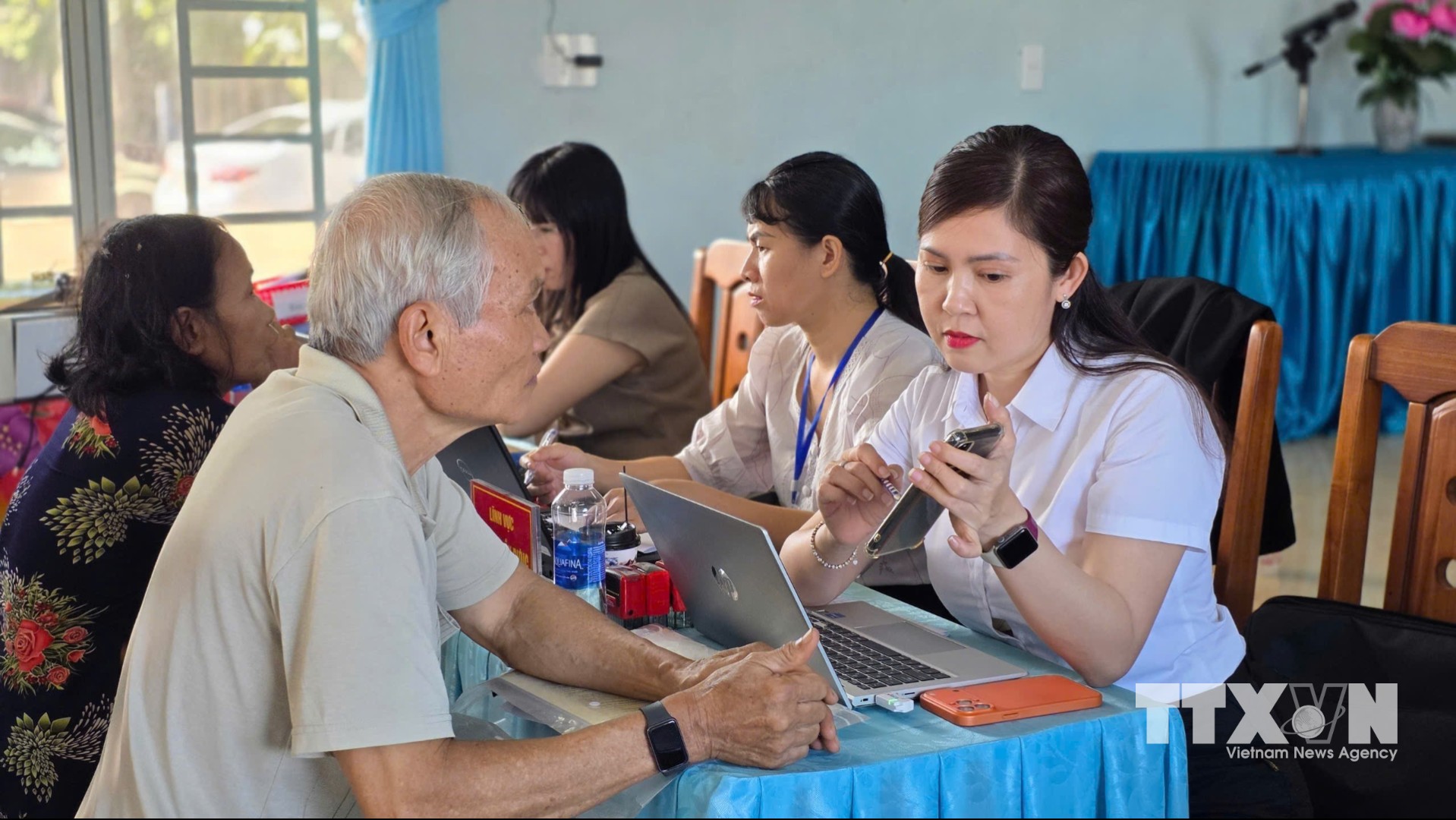 Tỉnh triển khai các mô hình chuyển đổi số cộng đồng, hướng dẫn người dân sử dụng dịch vụ công trực tuyến và thanh toán không dùng tiền mặt. (Ảnh: Quang Thái/TTXVN)